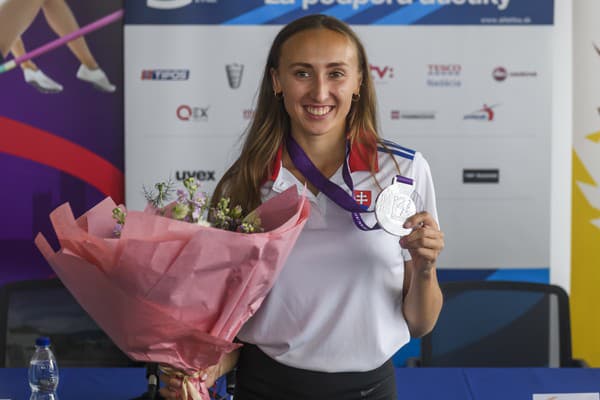 Na snímke atlétka Gabriela Gajanová so striebornou medailou.