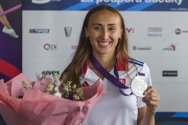 Na snímke atlétka Gabriela Gajanová so striebornou medailou.