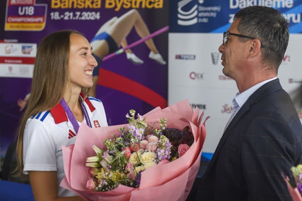 Na snímke prezident Slovenského atletického zväzu (SAZ) Peter Korčok a strieborná atlétka Gabriela Gajanová.