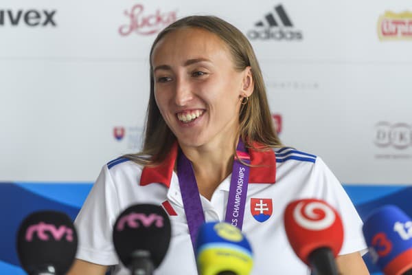 Na snímke strieborná atlétka Gabriela Gajanová počas tlačovej konferencie po návrate atlétov z majstrovstiev Európy v Ríme.