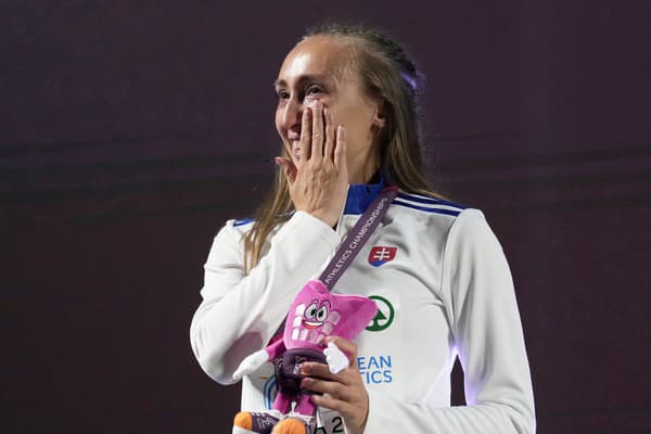 Na snímke slovenská reprezentantka Gabriela Gajanová oslavuje na pódiu striebro vo finále žien na 800 metrov na majstrovstvách Európy v atletike v Ríme .