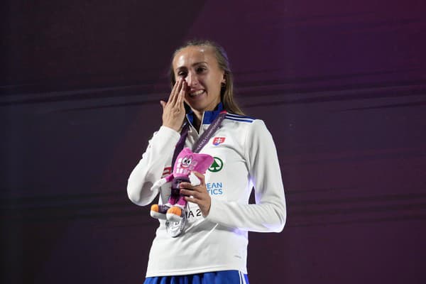 Na snímke slovenská reprezentantka Gabriela Gajanová oslavuje na pódiu striebro vo finále žien na 800 metrov na majstrovstvách Európy v atletike v Ríme .