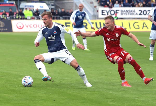 Futbalista Jurij Medveděv (vľavo).