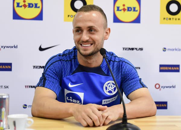 Na snímke slovenský futbalový reprezentant Stanislav Lobotka sa usmieva počas tlačovej konferencie.