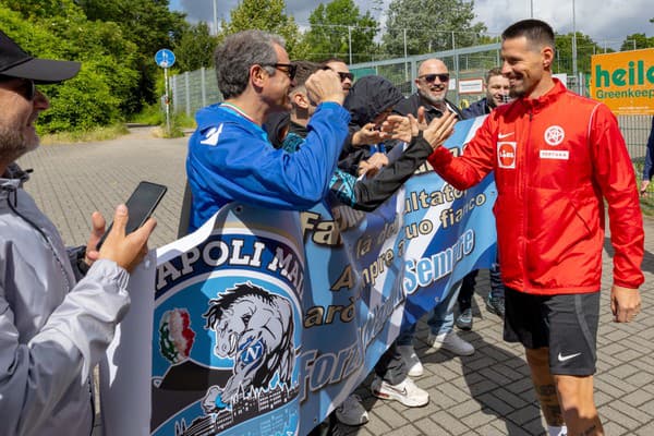 Keď sa skončil krátky brífing, spoza plota Bruchwegstadiona sa ozývali talianske pokriky.