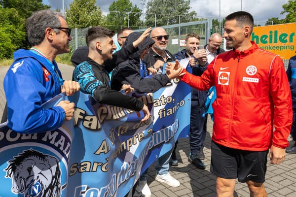 Keď sa skončil krátky brífing, spoza plota Bruchwegstadiona sa ozývali talianske pokriky.