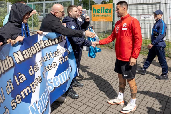 Keď sa skončil krátky brífing, spoza plota Bruchwegstadiona sa ozývali talianske pokriky.