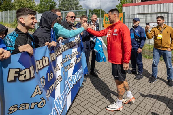 Keď sa skončil krátky brífing, spoza plota Bruchwegstadiona sa ozývali talianske pokriky.