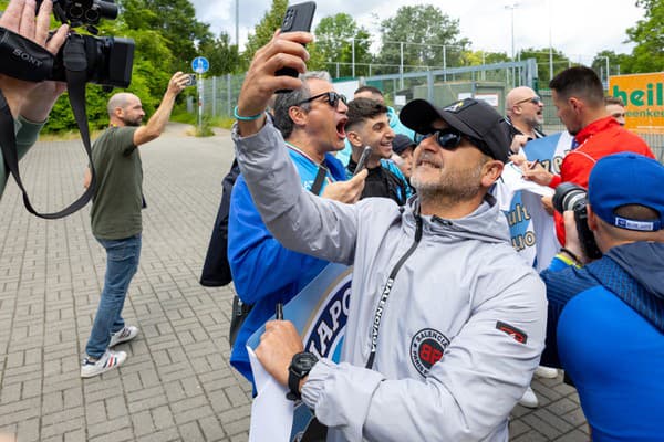 Približne desiatka mužov skandovala meno Hamšíka a aj Stana Lobotku.