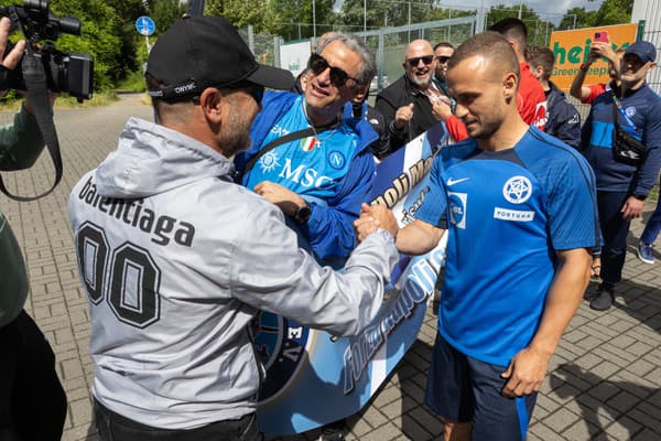 Približne desiatka mužov skandovala meno Hamšíka a aj Stana Lobotku.