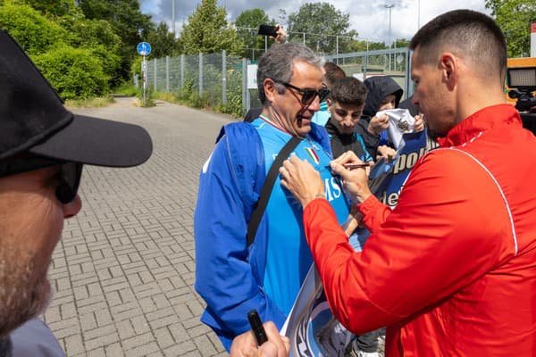 Približne desiatka mužov skandovala meno Hamšíka a aj Stana Lobotku.