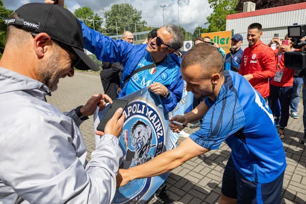 Približne desiatka mužov skandovala meno Hamšíka a aj Stana Lobotku.