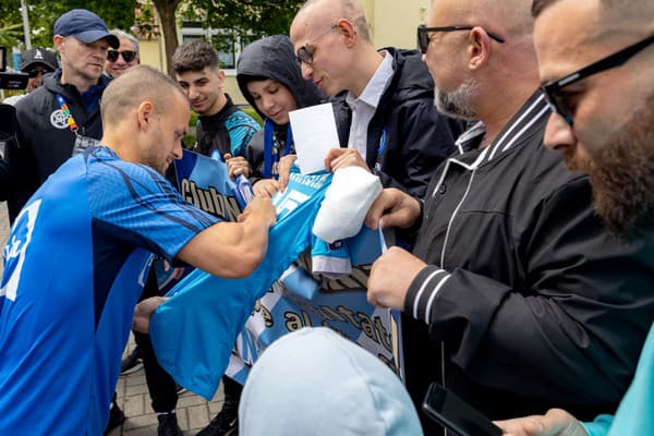 Svojím neúnavným skandovaním si nakoniec k sebe vypýtali oboch hráčov.