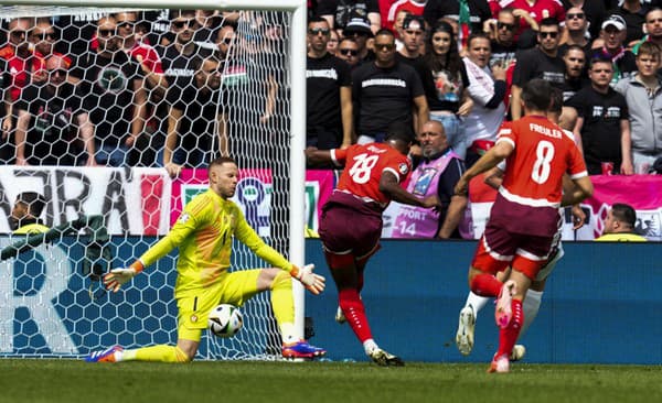 Švajčiarsky hráč Kwadwo Duah (uprostred) strieľa úvodný gól počas zápasu A-skupiny Maďarsko - Švajčiarsko.