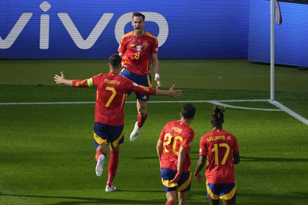 Na snímke hore španielsky stredopoliar Fabian Ruiz oslavuje druhý gól v zápase.