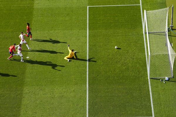 Na snímke vľavo španielsky útočník Alvaro Morata strieľa úvodný gól.