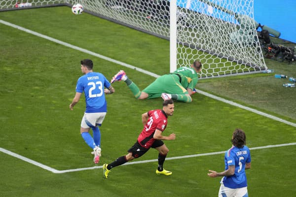 Nedim Bajrami z Albánska strelil najrýchlejší gól v histórii ME do siete Talianska. 