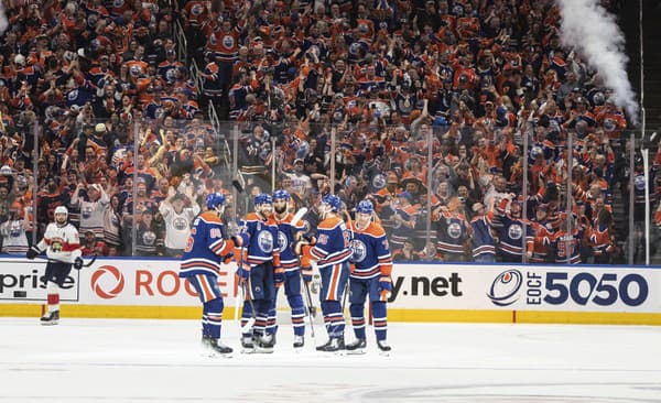 Hokejisti Edmontonu Oilers zostali v hre o zisk Stanleyho pohára.