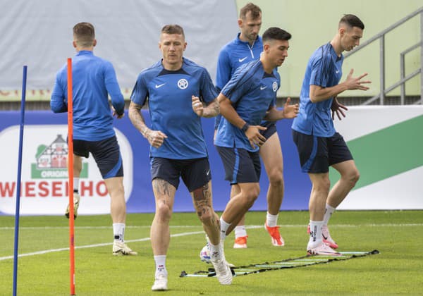 Slovenskí reprezentanti sprava Róbert Boženík, Norbert Gyömbér, Vernon De Marco a Juraj Kucka počas oficiálneho tréningu.