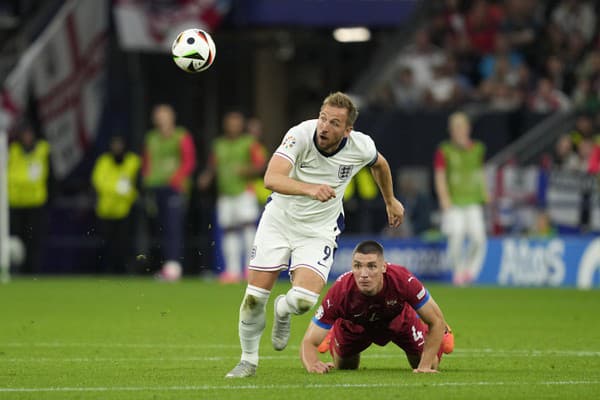 Harry Kane (vľavo) v súboji o loptu s Nikolom Milenkovičom.