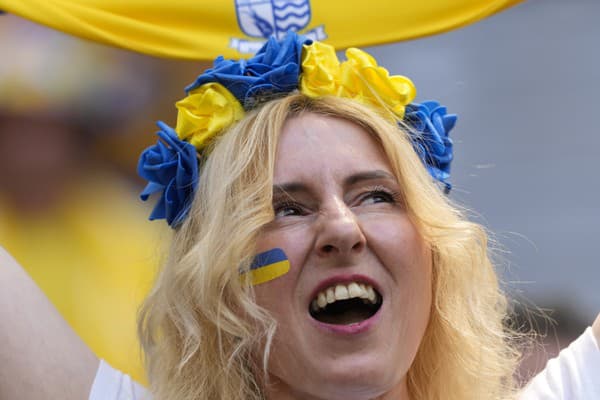 Ukrajinská fanúšička povzbudzuje pred zápasom základnej E-skupiny Rumunsko - Ukrajina na ME vo futbale v Mníchove