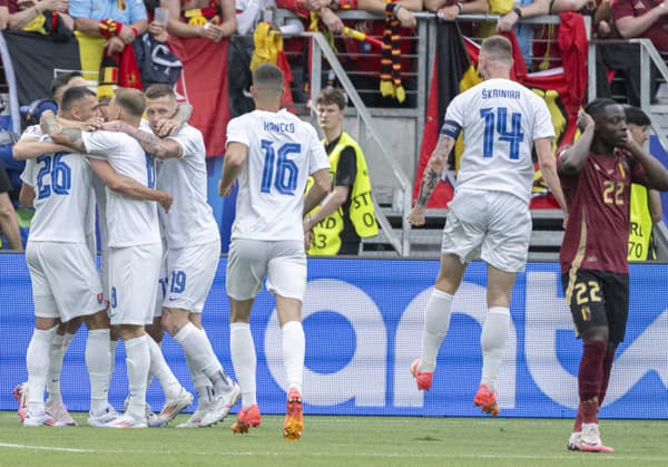 Slovenskí futbalisti sa tešia po strelení úvodného gólu v zápase E-skupiny Belgicko - Slovensko na ME vo futbale vo Frankfurte