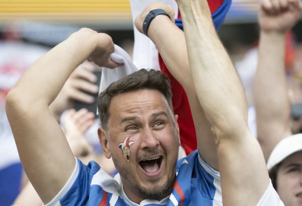 Slovenský futbalový fanúšik sa teší z úvodného gólu, ktorý strelil Ivan Schranz v zápase E-skupiny Belgicko - Slovensko na ME vo futbale vo Frankfurte