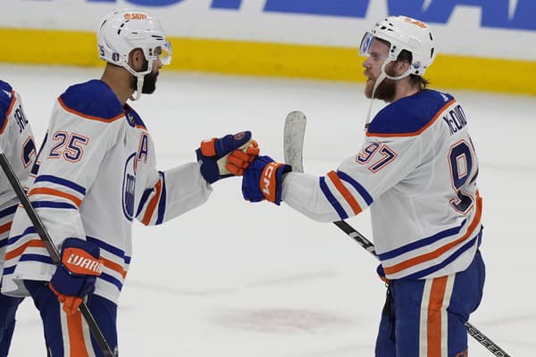 Hokejisti Edmontonu Oilers Connor McDavid (97) a Darnell Nurse (25) sa tešia po víťazstve v piatom zápase finále play off NHL.