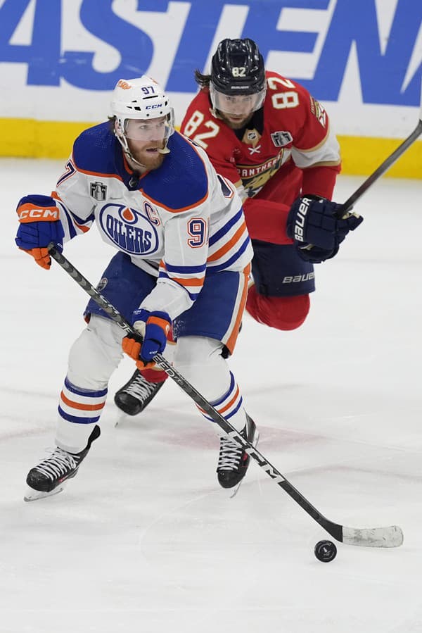Hokejista Edmontonu Oilers Connor McDavid (97) a center Kevin Stenlund (82) z Floridy Panthers v piatom zápase finále play off NHL.