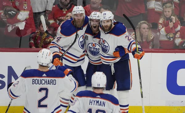 Hokejisti Edmontonu Oilers gratulujú spoluhráčovi Connorovi McDavidovi (97) po góle v piatom zápase finále play off NHL.