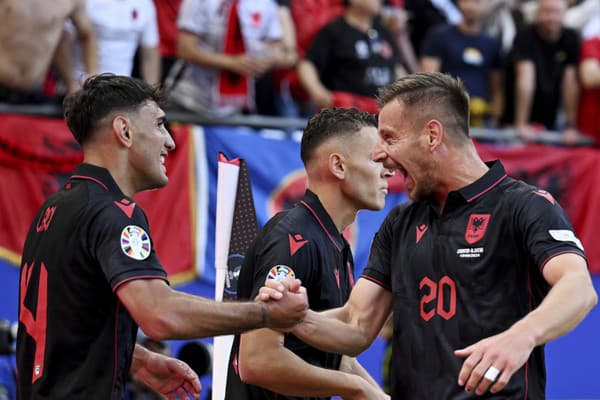 Albánsky hráč Qazim Laci (vľavo) oslavuje oslavuje so spoluhráčmi Kristjanom Asllanim (uprostred) a Ylberom Ramadanim (vpravo).
