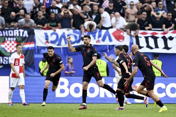 Fanúšikovia Albánsko a Chorvátska počas zápasu skandovali hanebné pokriky na Srbov.