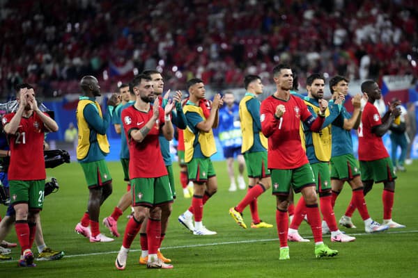 Ronaldo sa teší so svojimi spoluhráčmi z triumfu nad Českom na EURO v Nemecku.