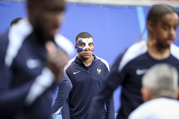 Kylian Mbappé ukázal na tréningu masku vo francúzskych farbách, vtipy na jeho adresu sa šíria jedna radosť.