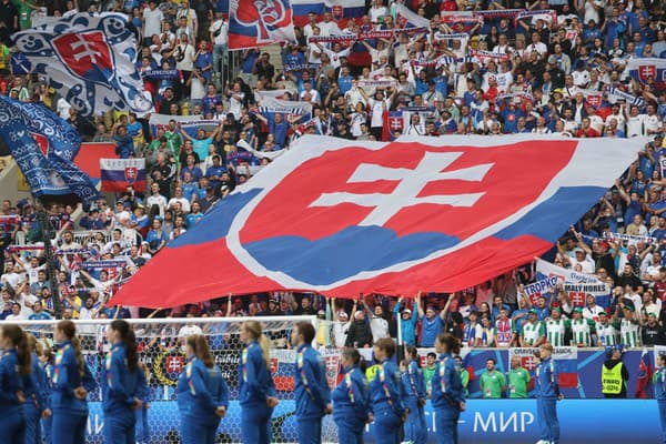Veľká slovenská zástava v hľadisku na zápase s Ukrajinou na EURO 2024