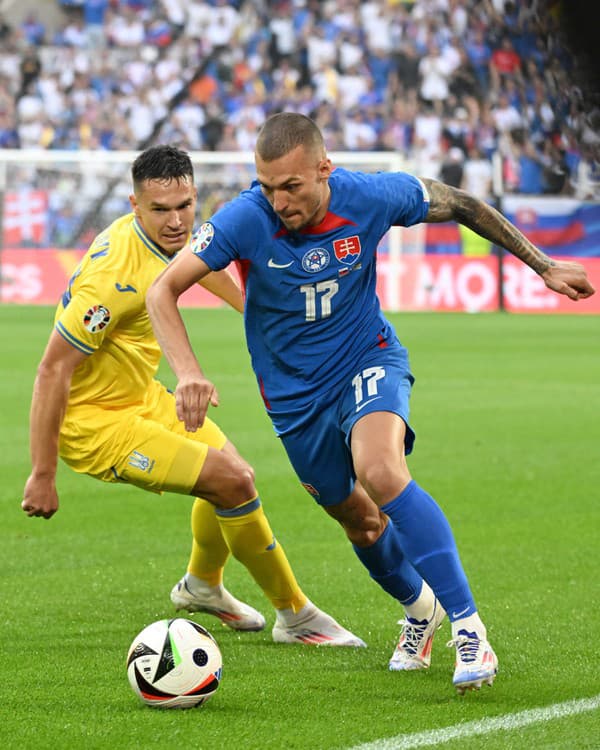Na snímke vpravo Lukáš Haraslín (Slovensko)  počas zápasu základnej E-skupiny Slovensko - Ukrajina.
