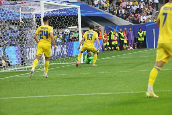 Ukrajina dostáva gól po strele Ivana Schranza