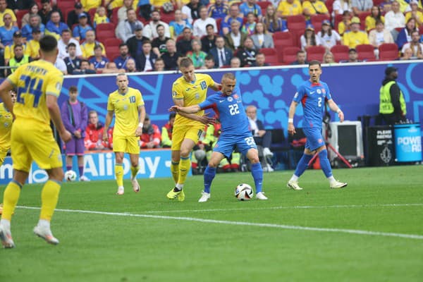 Stanislav Lobotka v zápase proti Ukrajine