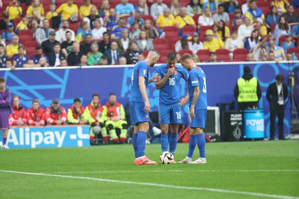 Slovenskí hráči pred zahratím priameho kopu v zápase proti Ukrajine
