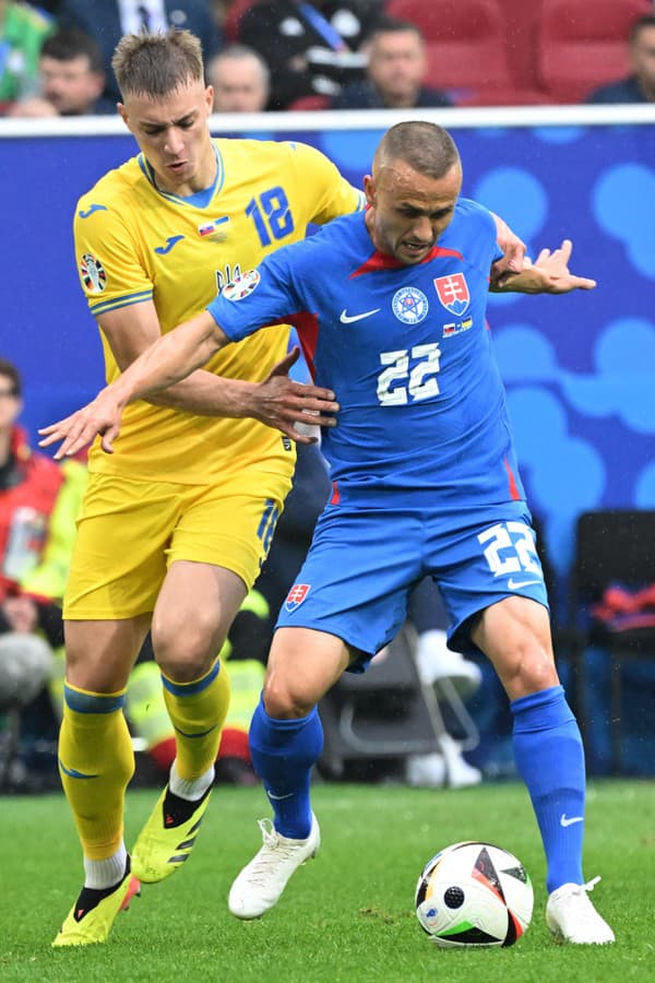 Na snímke sprava Stanislav Lobotka (Slovensko) a Volodymyr Bražko (Ukrajina) počas zápasu.