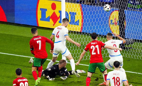 Český obranca Robin Hranáč a jeho neštastný vlastný gól proti Portugalsku