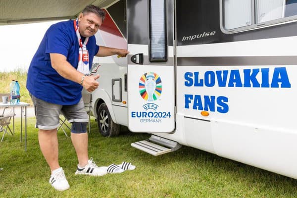 Július Kucka, otec futbalistu Juraja Kucku, si šampionár užíva s kamarátmi v karavane a verí, že v Nemecku zostanú čo najdlhšie.