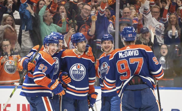 Hráči Edmonton Oilers oslavujú po góle.
