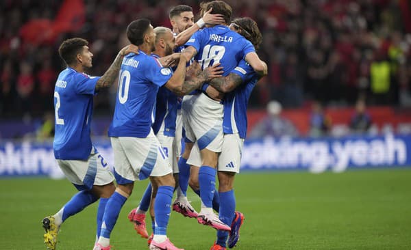 Talianski futbalisti oslavujú gól.