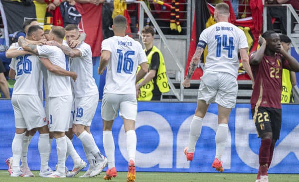 Slovenskí futbalisti sa tešia po strelení úvodného gólu v zápase E-skupiny Belgicko - Slovensko na ME vo futbale vo Frankfurte