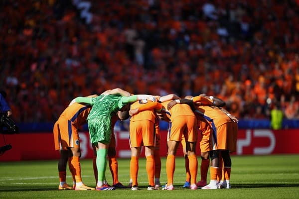 Futbalisti Holandska stoja v kruhu.