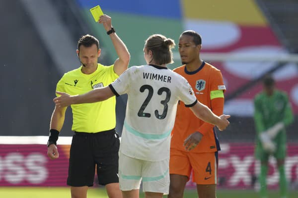 Hlavný rozhodca Ivan Kružliak zo Slovenska ukazuje žltú kartu hráčovi Rakúska Patrickovi Wimmerovi (uprostred), prizerá sa hráč Holandska Virgil van Dijk.