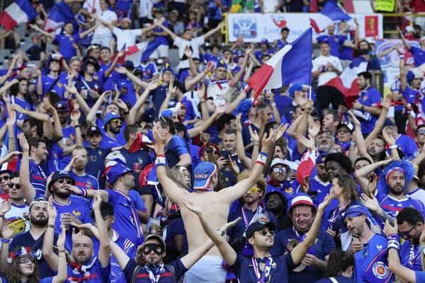 Francúzski fanúšikovia povzbudzujú.