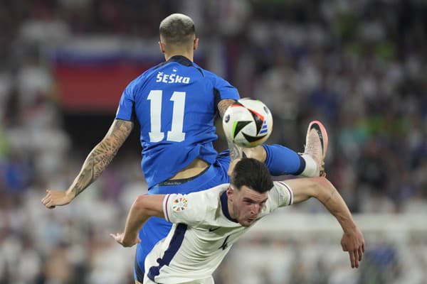 Angličan Declan Rice (vpravo) a Slovinec Benjamin Šeško bojujú o loptu.