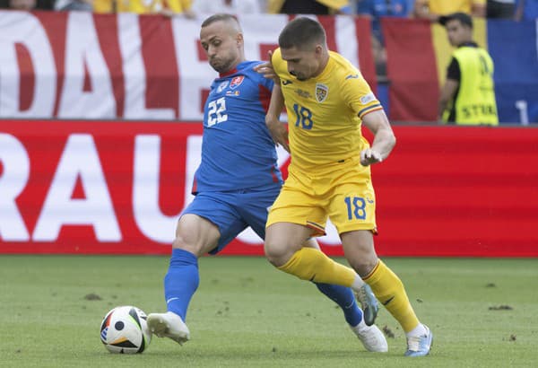 Na snímke zľava Stanislav Lobotka (Slovensko) a Razvan Marin (Rumunsko) v súboji o loptu.